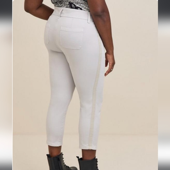 Torrid Skinny Mid-Rise Crop Jeans 26 - Picture 3 of 15